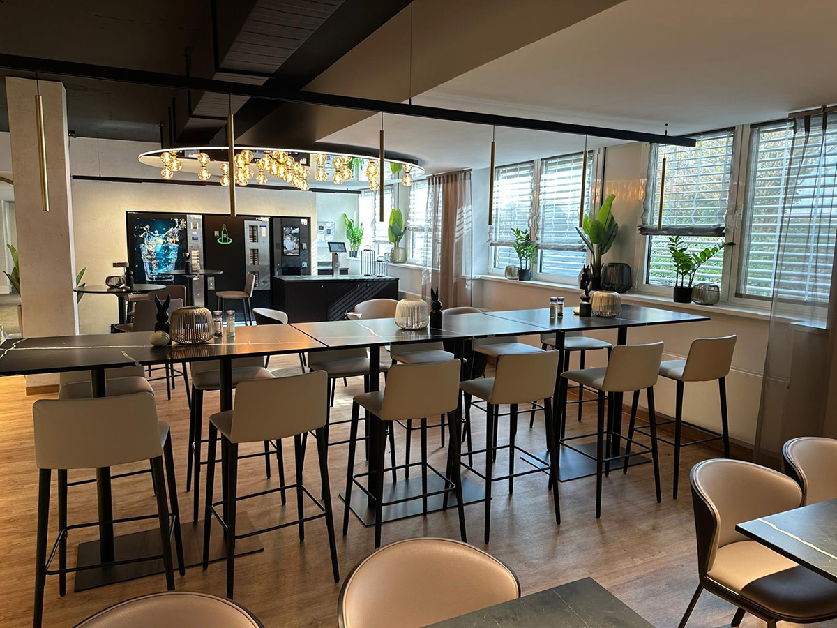 Café-Lounge mit Automaten im neuen Gastraum